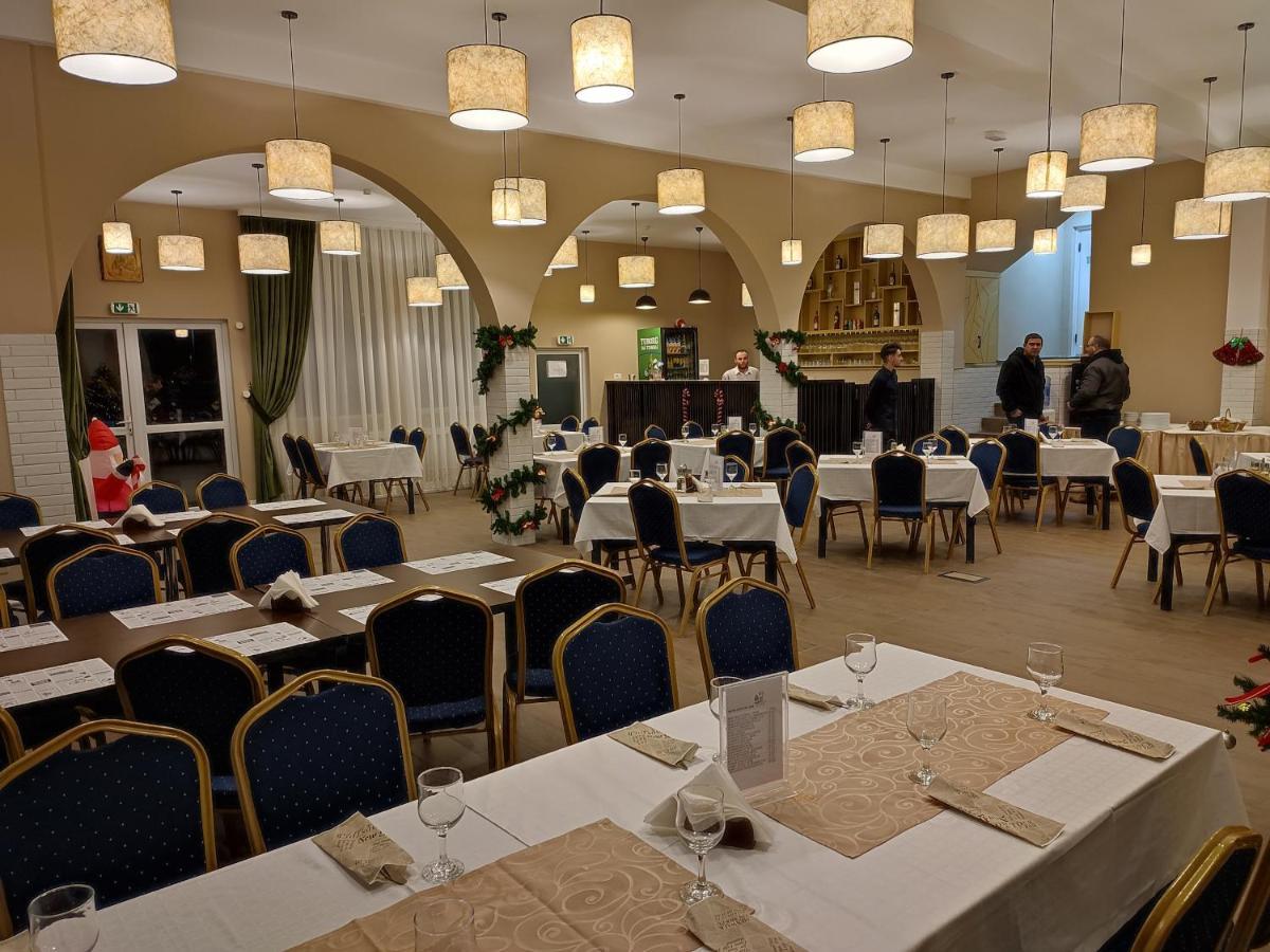 Hotel Iri Буштени Экстерьер фото