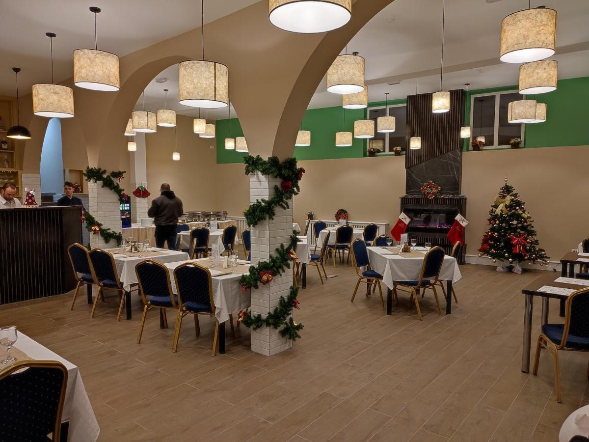 Hotel Iri Буштени Экстерьер фото