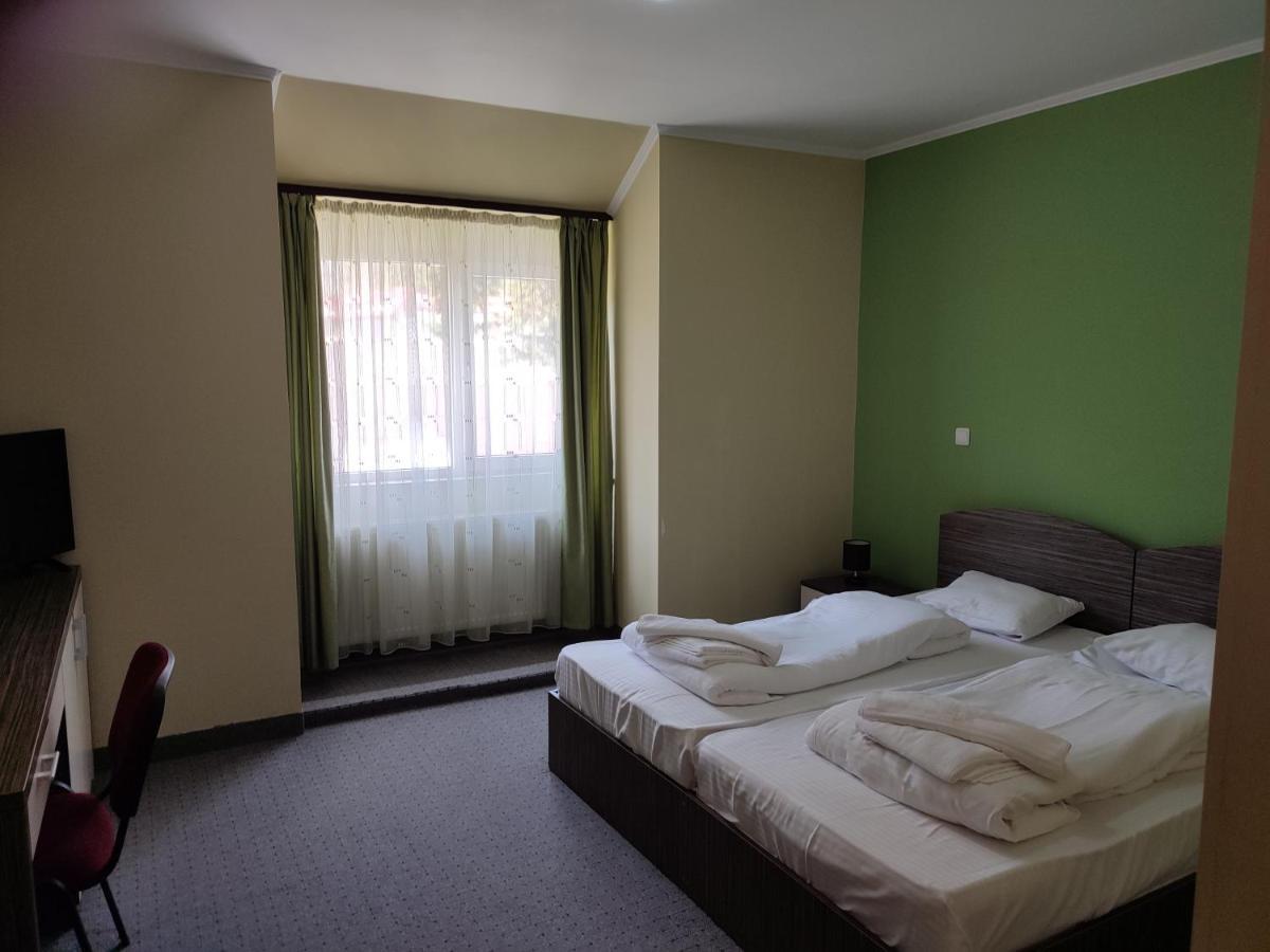 Hotel Iri Буштени Экстерьер фото