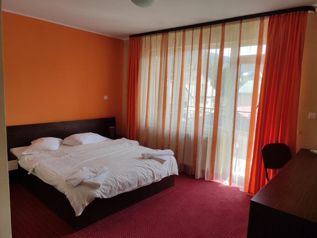 Hotel Iri Буштени Экстерьер фото