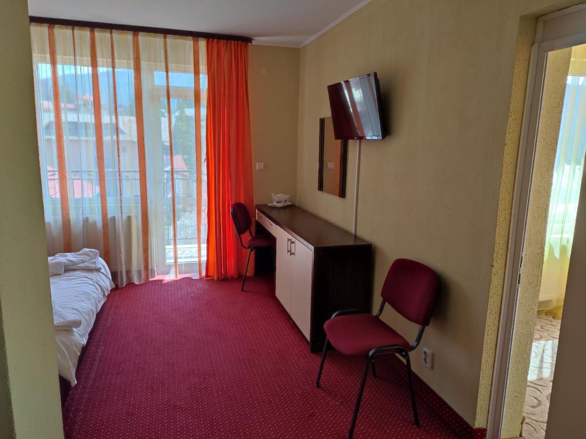 Hotel Iri Буштени Экстерьер фото